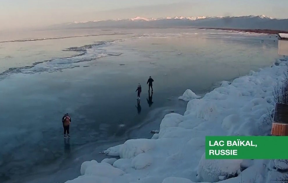 Sibérie : des images magnifiques du lac Baïkal recouvert de glace