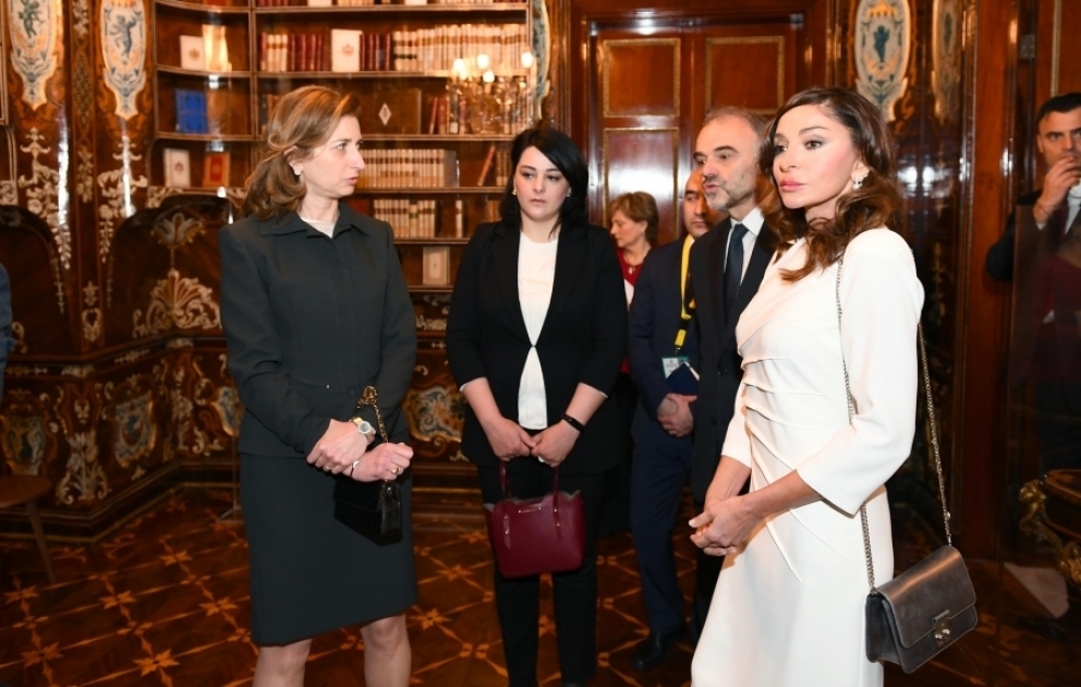 First Lady von Aserbaidschan Mehriban Aliyeva lernt Quirinalspalast in Rom kennen