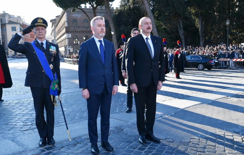 Prezident İlham Əliyev Romada naməlum əsgər abidəsini ziyarət edib