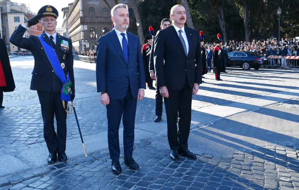 President Ilham Aliyev visited Tomb of the Unknown Soldier in Rome