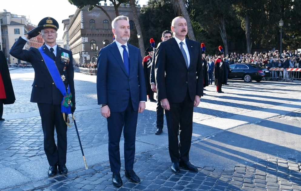 Präsident Ilham Aliyev besucht Grabmal des Unbekannten Soldaten in Rom