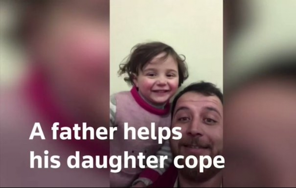 Apprendre à sa fille de 4 ans à rire sous le bruit des bombes, le défi bouleversant d'un père syrien
