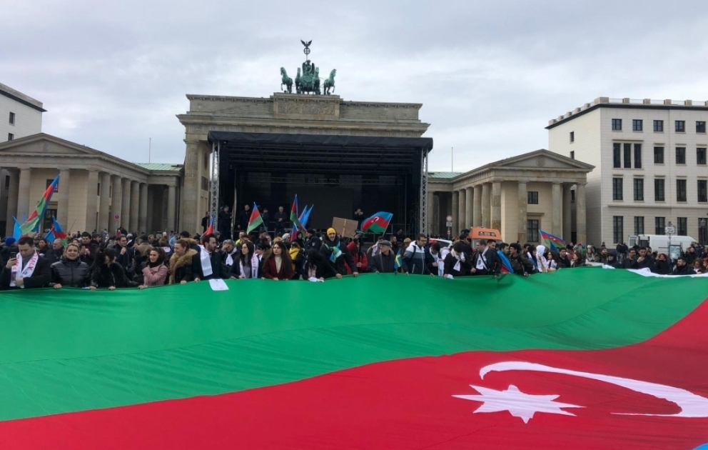 Brandenburq qapıları qarşısındakı meydana mitinq iştirakçılarının axını davam edir