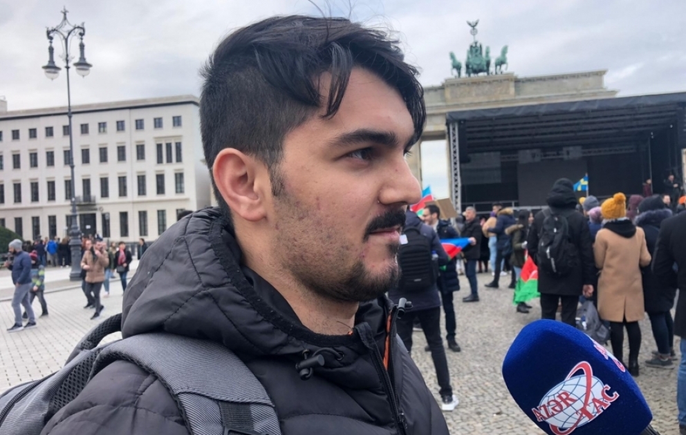 Avropada təhsil alan tələbələr mitinqdə fəal iştirak edir