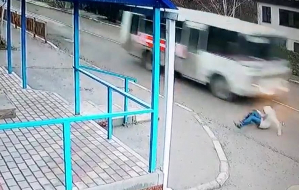В Азове женщина чудом не погибла под колёсами автобуса