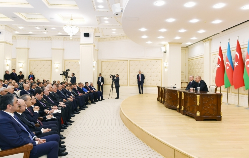 Präsident Ilham Aliyev und Präsident Recep Tayyip Erdogan treten in Baku vor Presse