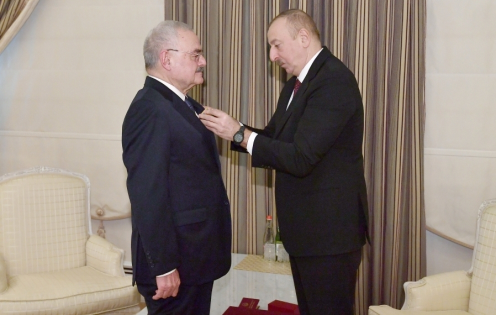Präsident Ilham Aliyev überreicht Artur Rasi-Zade Orden “Für den Dienst am Vaterland“