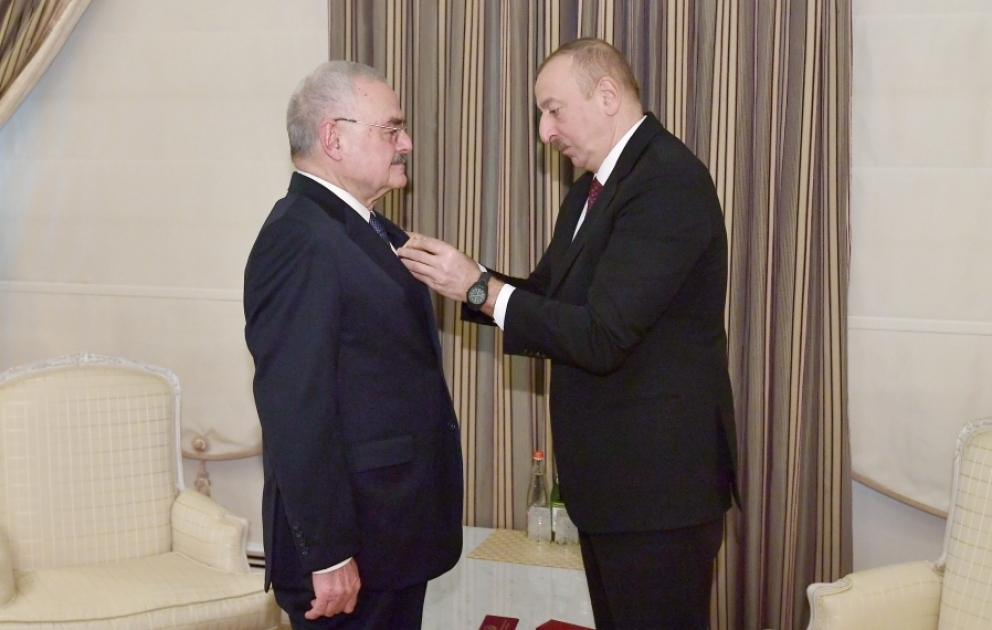 Le président de la République remet la médaille de l’ordre national du Mérite à Artour Rassi-zadé