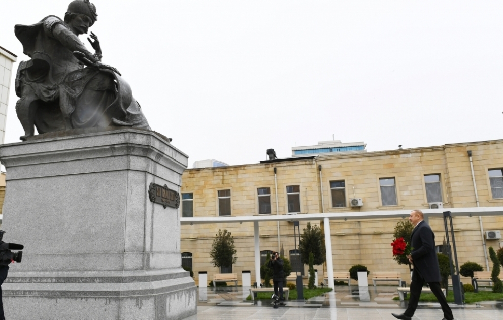 Le président Ilham Aliyev visite le nouveau parc auquel a été déplacé le monument de Chah Ismaïl Khataï