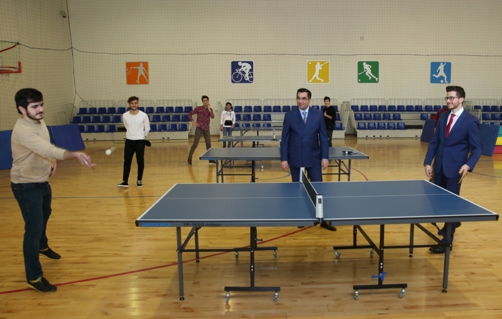 İsrail səfiri Bakı Ali Neft Məktəbinin tələbəsi ilə tennis oynadı