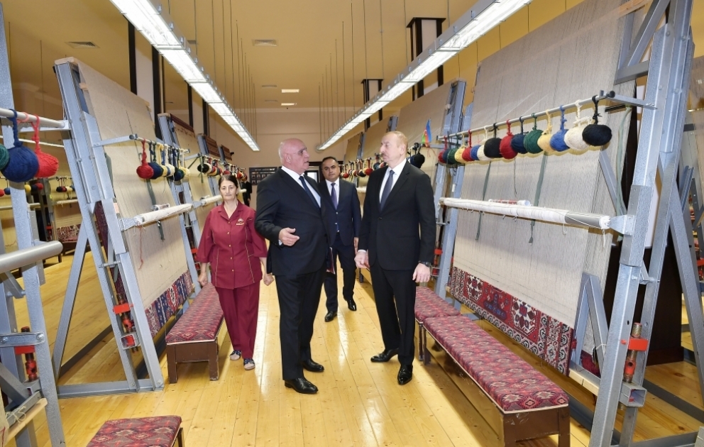 Le président Ilham Aliyev visite la filiale de Goranboy de la société « Azerkhaltcha »