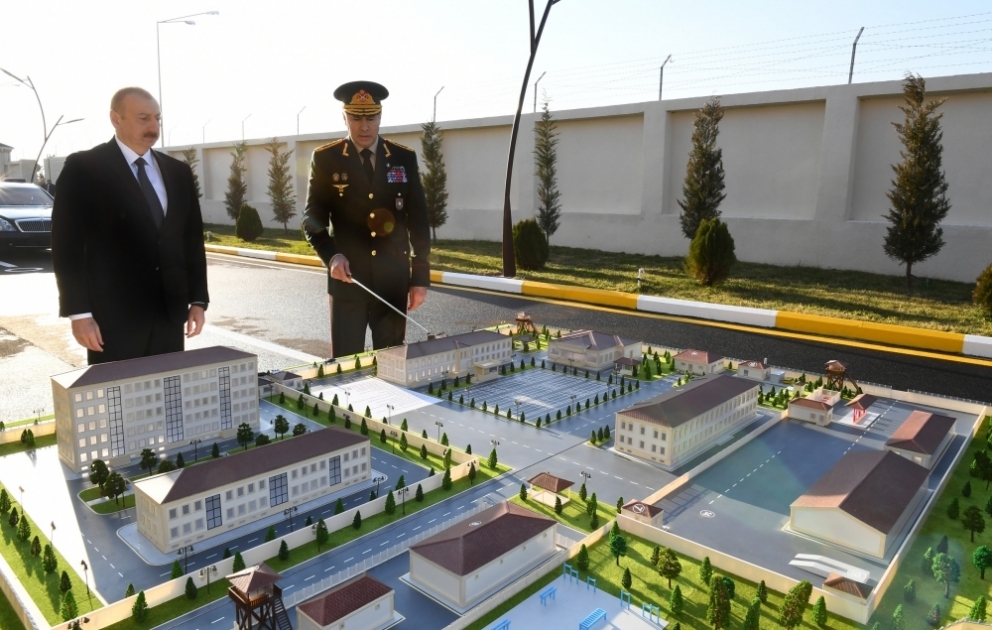 Präsident Ilham Aliyev weiht Militäreinheit von Truppen des Innenministeriums ein