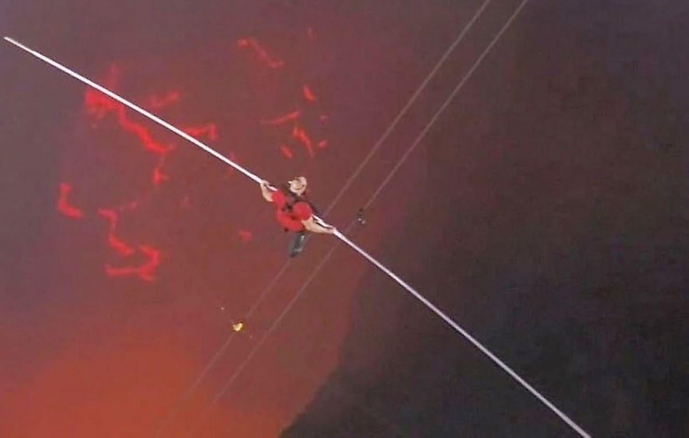 Seiltänzer Nik Wallenda überquert Masaya-Vulkan