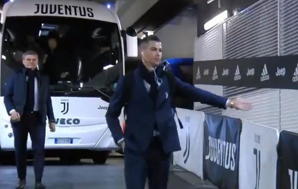 Alors que Juventus-Inter se jouait à huis-clos dimanche en raison du coronavirus, Cristiano Ronaldo a fait semblant de taper dans la main des spectateurs à son arrivée au stade