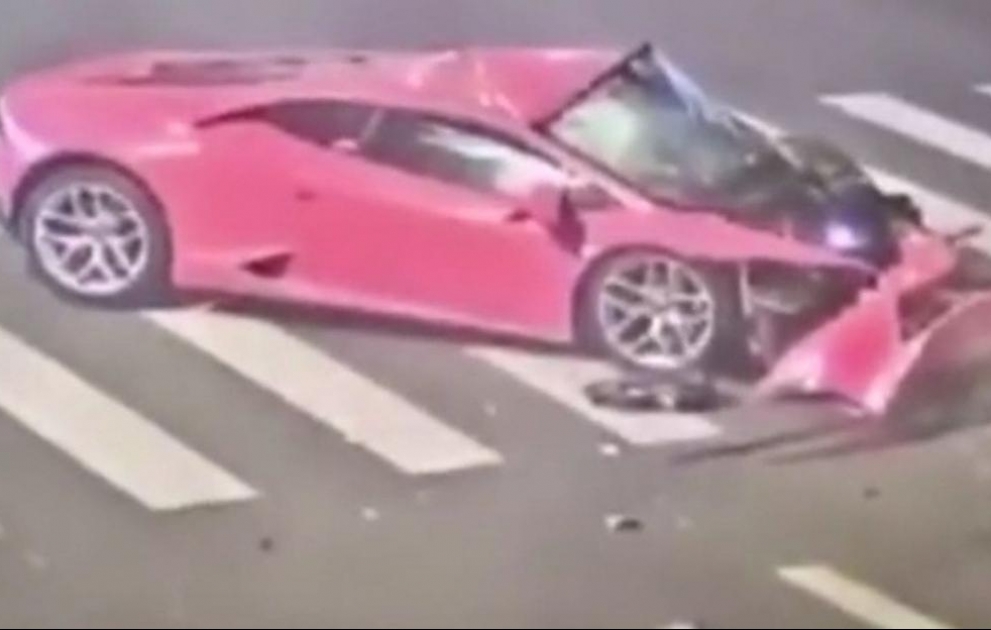 Китаец лишился «Lamborghini», разбив его об опору моста