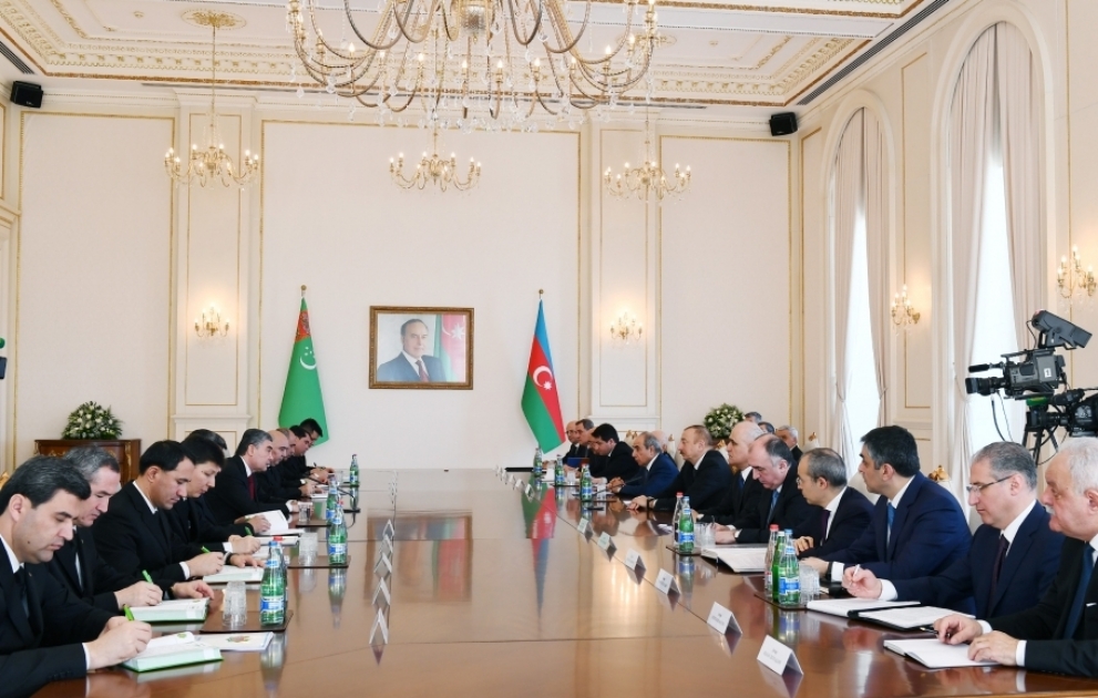 Präsident Ilham Aliyev und Präsident Gurbanguly Berdimuhamedow treffen sich im erweiterten Format