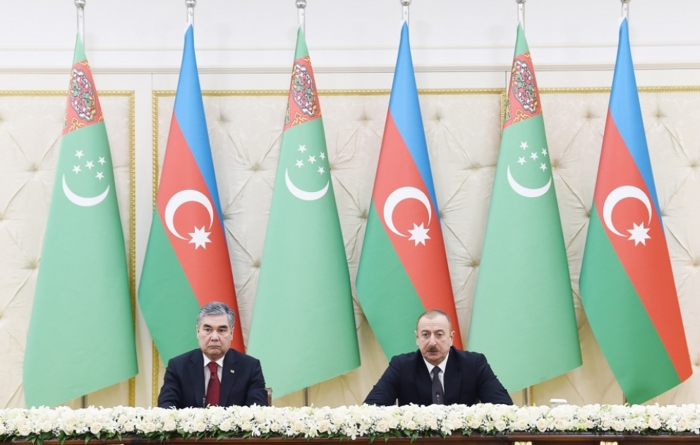 Präsident Ilham Aliyev und Präsident Gurbanguly Berdimuhamedow treten in Baku vor Presse