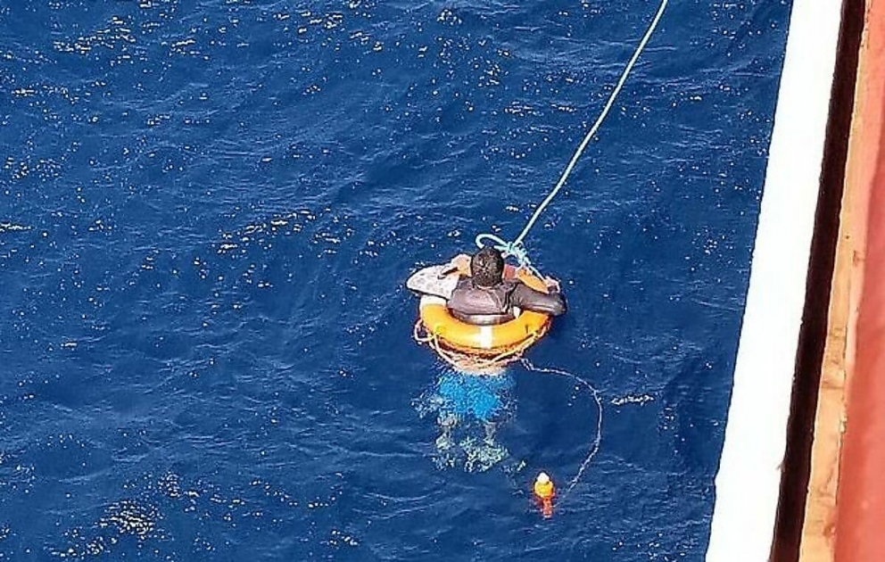 Un homme a été sauvé après avoir passé deux jours dans la mer