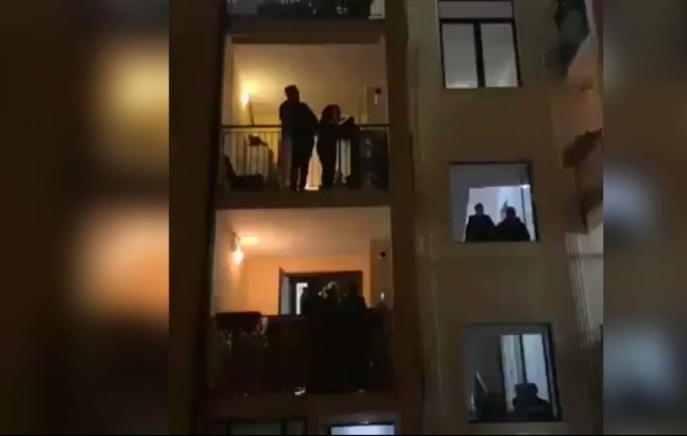 Ev karantinində  saxlanılan italiyalılar bir-birlərini mahnı oxuyaraq dəstəklədilər