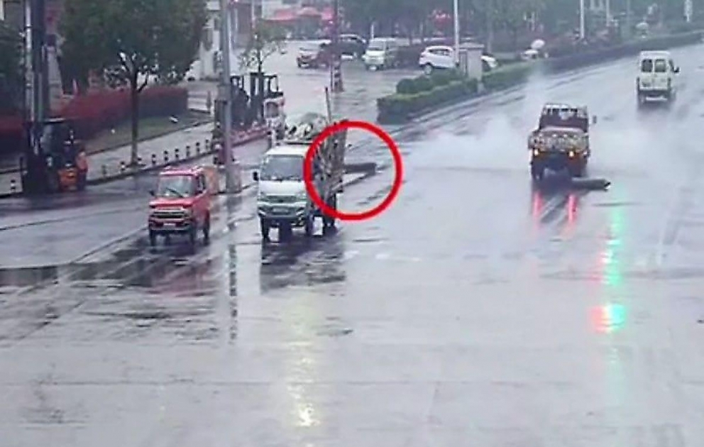 Кислородный баллон, выпавший из грузовика, поразил мотоциклистку в Китае