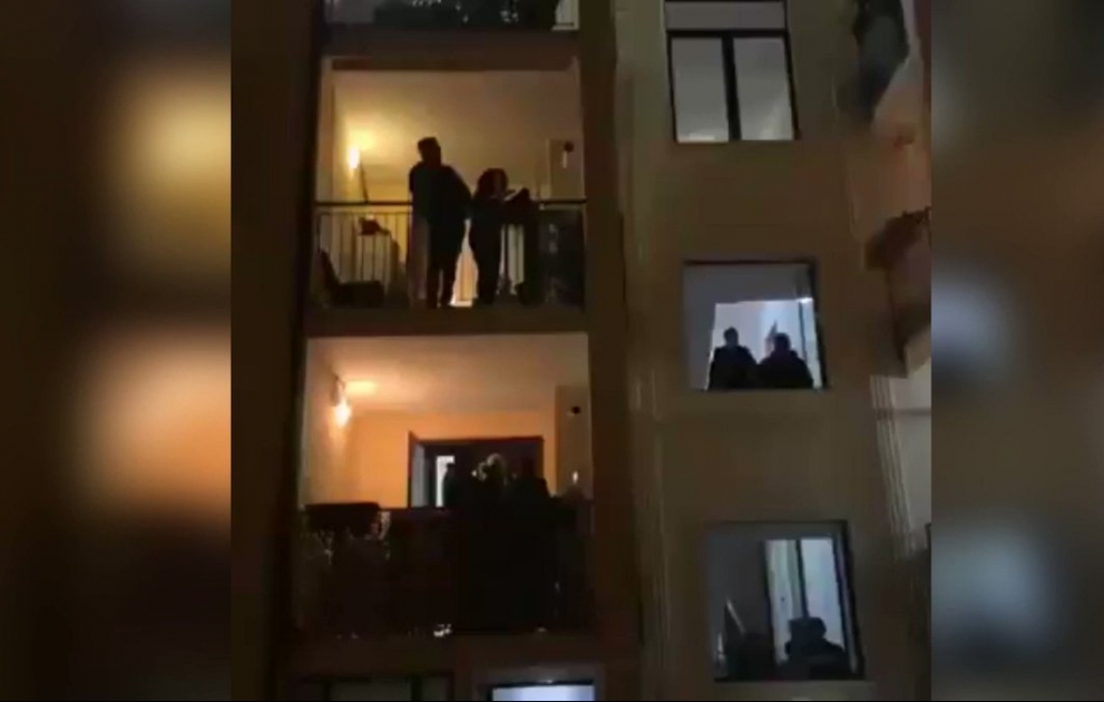 Итальянцы, помещенные на карантин, поют на балконах