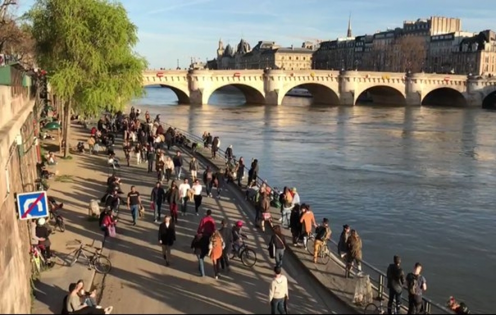 Les Parisiens ont largement transgressé hier les consignes de distanciation sociale