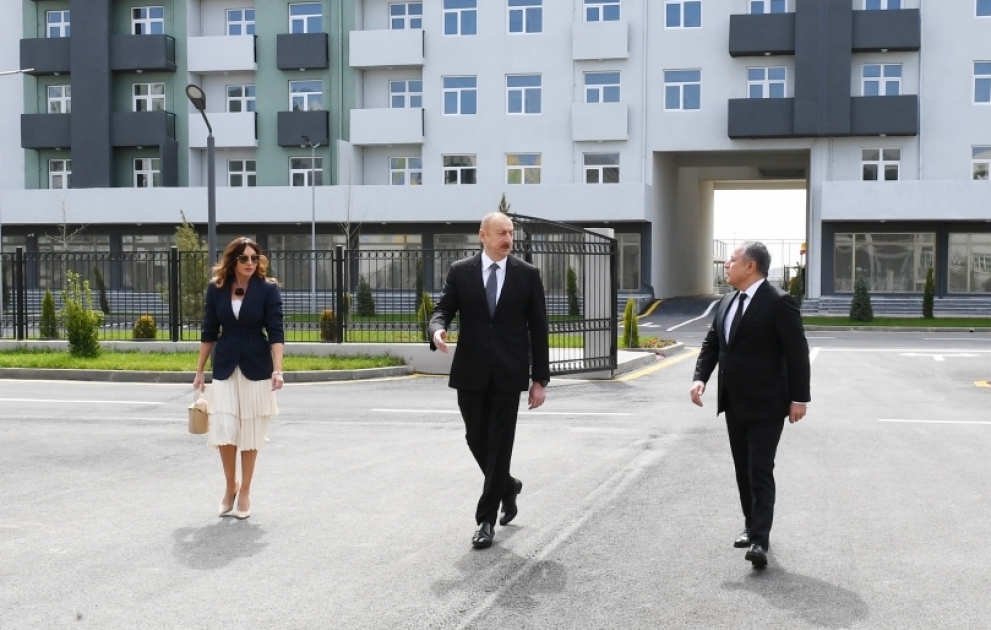 Präsident Ilham Aliyev weiht Wohnkomplex in Hövsan Siedlung von Baku ein