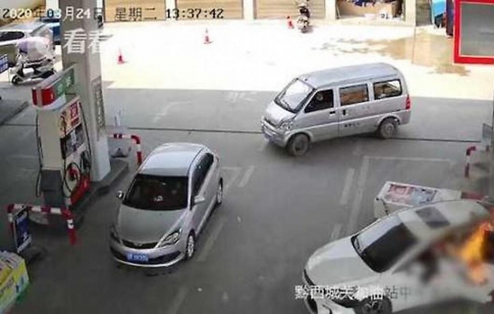 Два китайца, поспорившие в автомобиле, чуть не спалили заправку