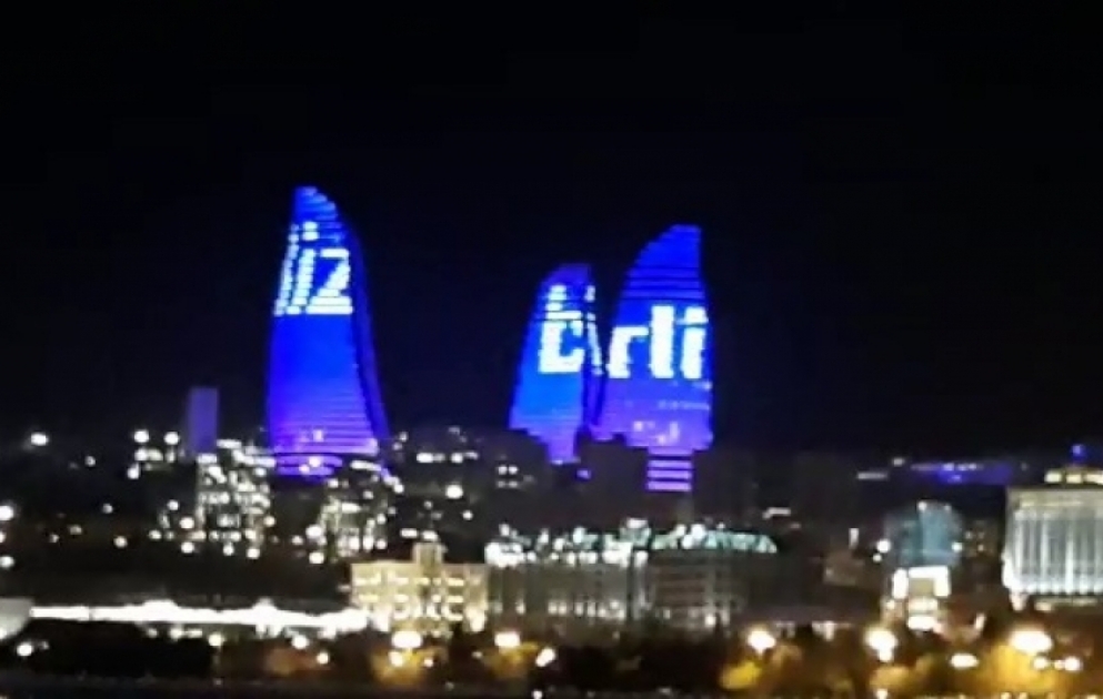 «Nous sommes plus forts ensemble!»: Flame Towers s'illumine avec le slogan du président Ilham Aliyev