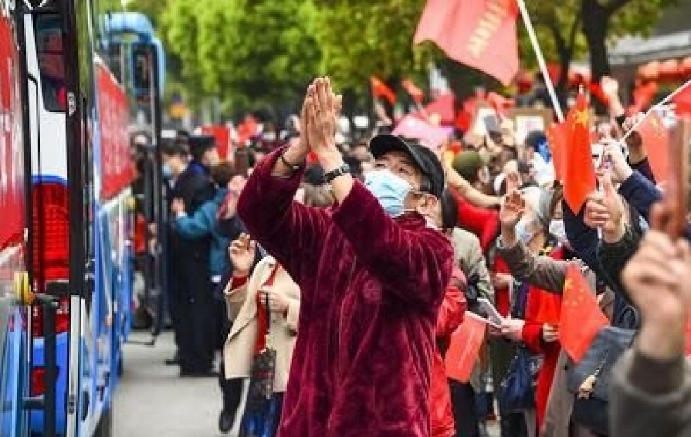 Жители Уханя на коленях провожают врачей после снятия карантина