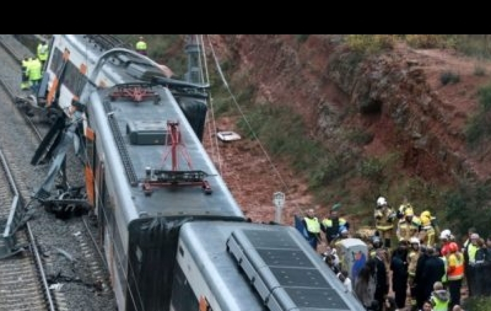 Çində torpaq sürüşməsi səbəbindən qatar relsdən çıxdı