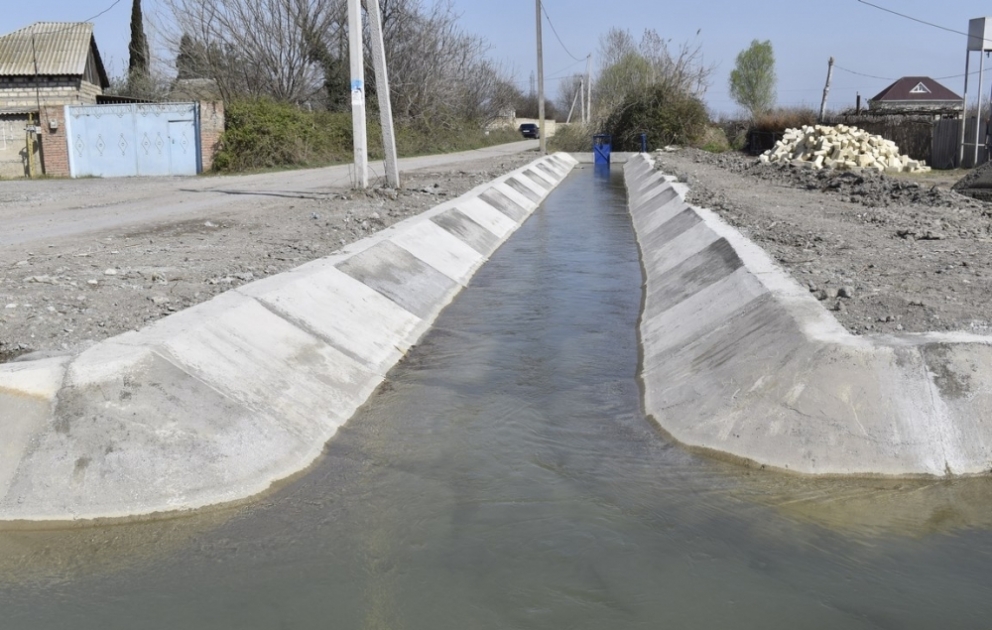 Bərdədə əkinlərin su təminatının yaxşılaşdırılması üçün kanallar beton üzlüyə alınır