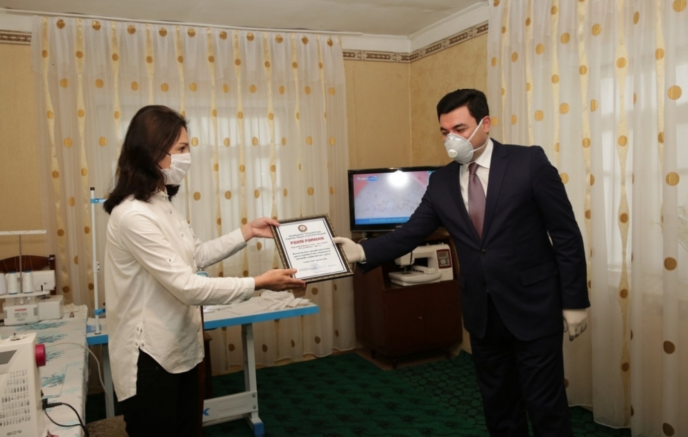 Təmənnasız tibbi maskalar tikən dərzi Aynur Ağabalayevaya icra hakimiyyəti dəstək olub