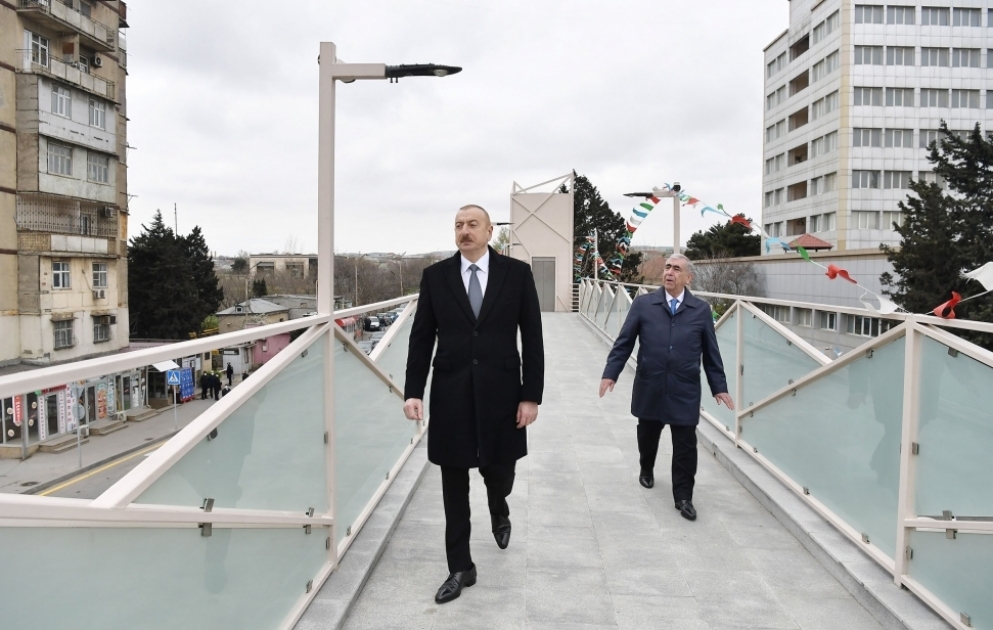 Präsident Ilham Aliyev inspiziert Arbeiten am Ausbau der Straße Baku-Sumgayit und weiht neu gebauten Übergang für Fußgänger ein