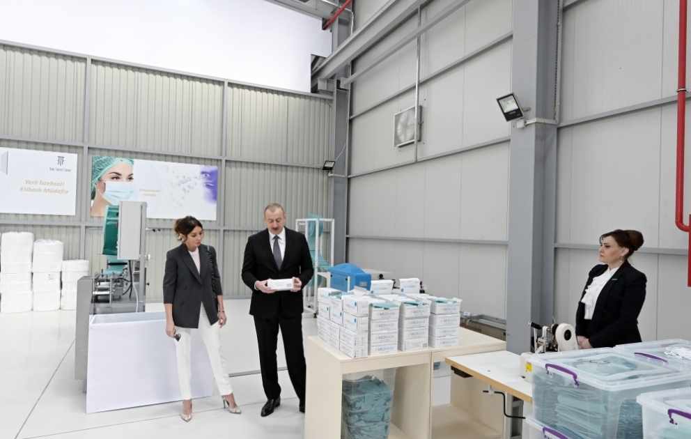 Präsident Ilham Aliyev weiht Betrieb für Maskenproduktion im Sumgayit ein