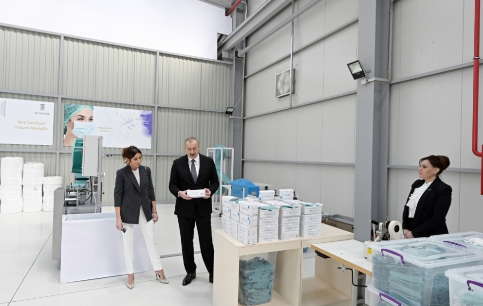 Le président Ilham Aliyev participe à l’inauguration d’un atelier de fabrication de masques médicaux à Soumgaït