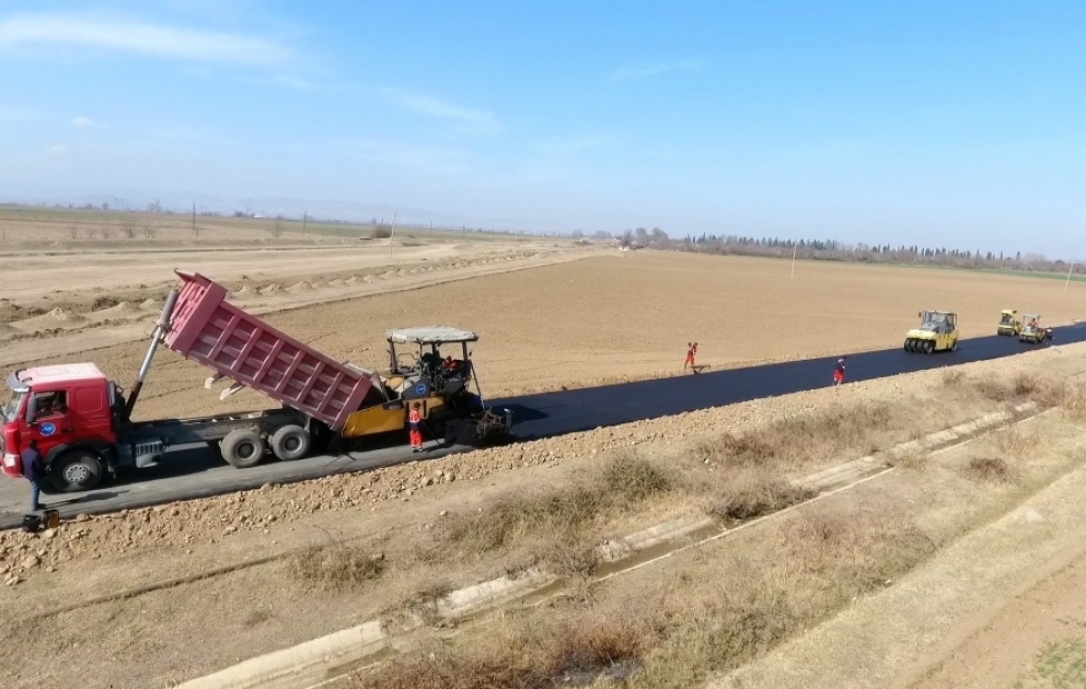 Tovuzda bir şəhər və dörd kəndi əhatə edən yollar yenidən qurulur