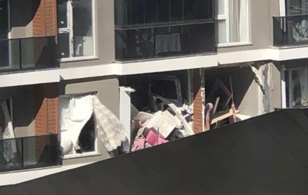 İstanbulda yaşayış binasındakı partlayışın görüntüləri kameraya düşüb