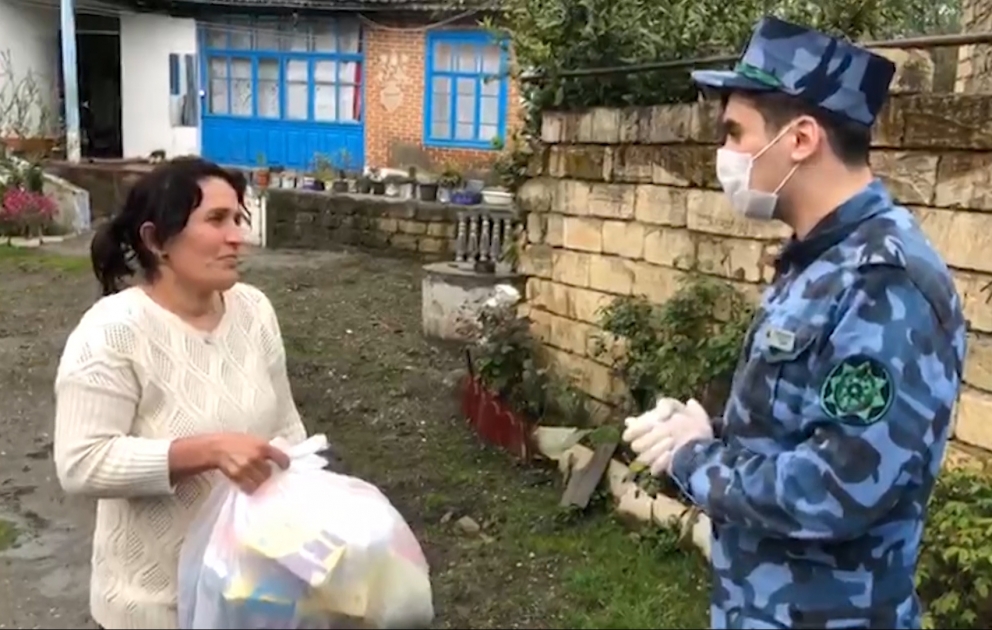 Astara gömrük postunun əməkdaşları aztəminatlı ailələrə ərzaq yardımı ediblər