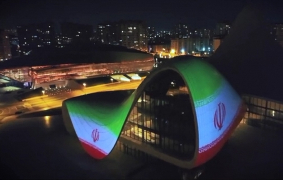 Le drapeau iranien projeté sur le bâtiment du Centre Heydar Aliyev