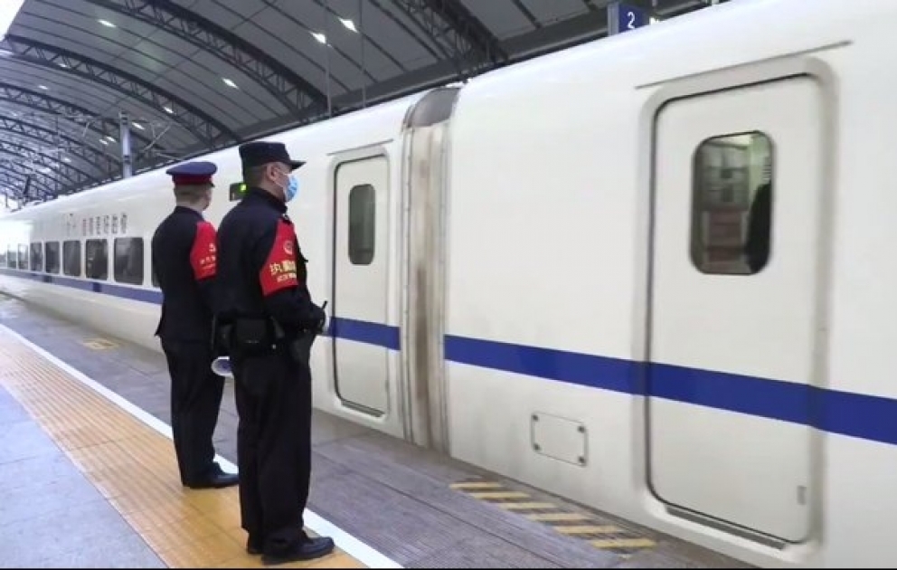 Grands départs hier à la gare de Wuhan, lors de la levée de l'interdiction de sortie de la ville