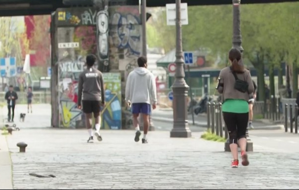 "Un peu exagéré": à Paris, des joggeurs réagissent à l'interdiction du sport entre 10 et 19h.