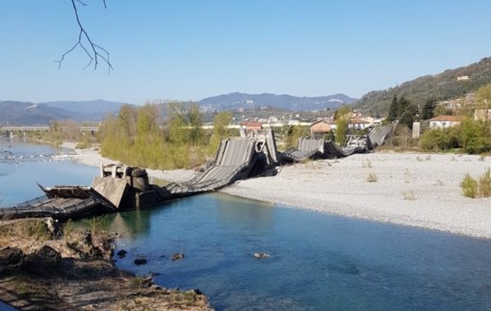 İtaliyada uçan körpünün görüntüləri yayılıb