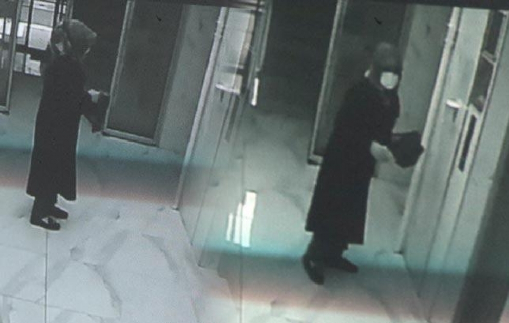 Türkiyədə yaşayış binalarına girərək lift düymələrinə, qapı zəngləri və pilləkanlara maye sürtən qadını polis hər yerdə axtarır