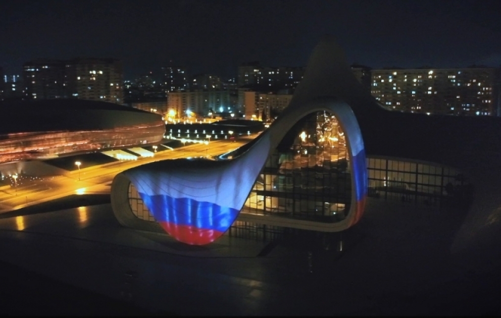 Heydar Aliyev Center für Russlaand in Lichtstrahlen Weiß-Blau-Rot beleuchtet