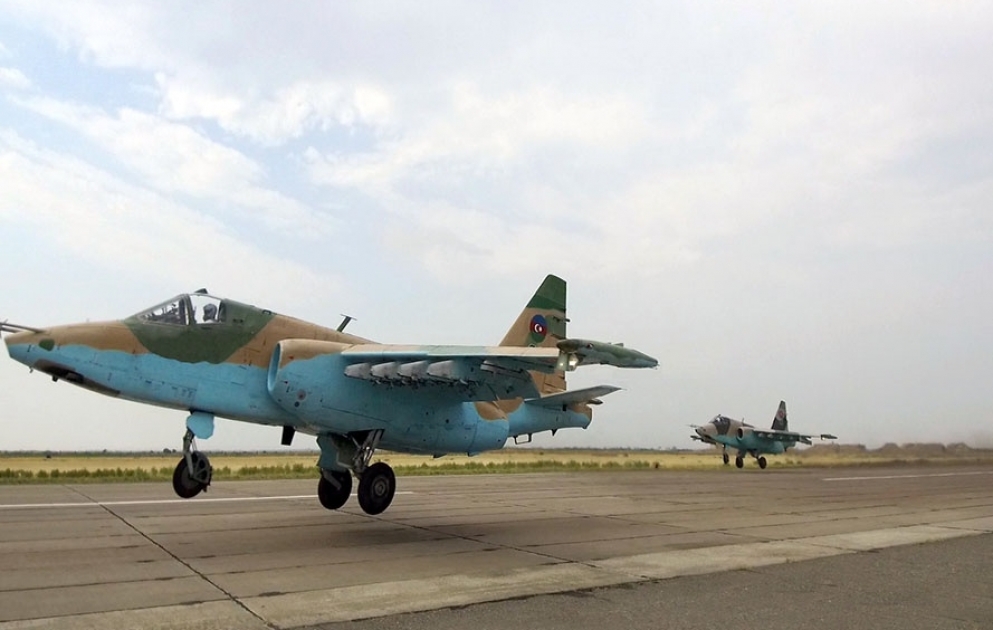 MiQ-29 və Su-25 təyyarələrinin ekipajları ilə taktiki-uçuş təlimi keçirilib