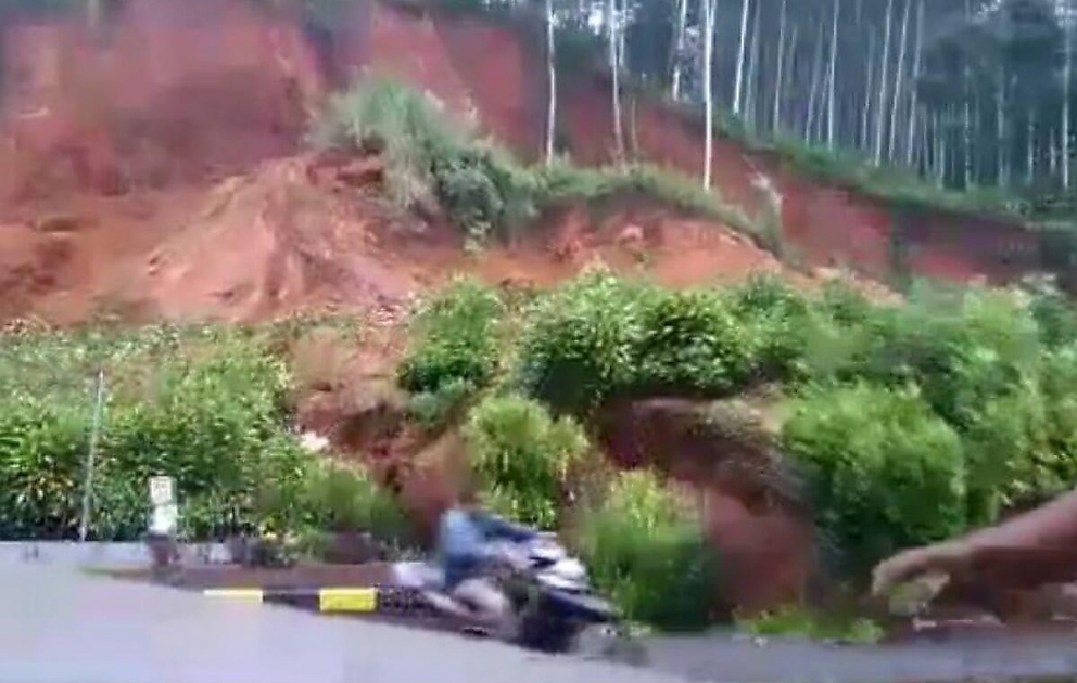 Motosiklçi son anda ölümdən döndü