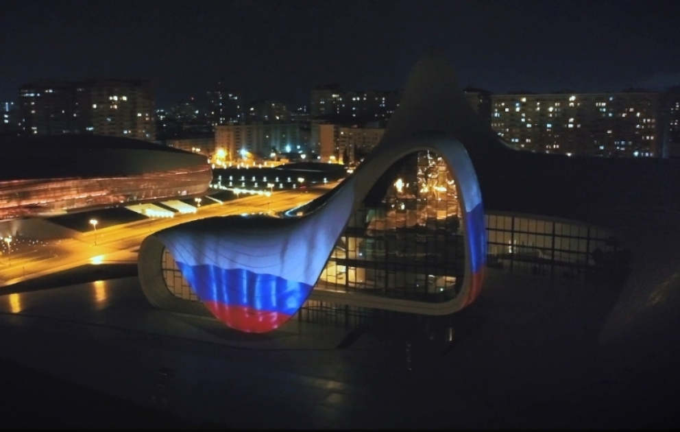 Le drapeau russe projeté sur le bâtiment du Centre Heydar Aliyev à Bakou