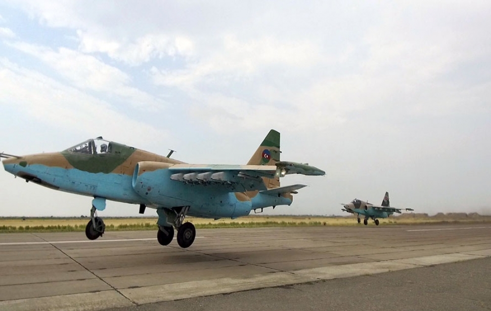 Piloten von Kampfflugzeugen MiG-29 und Su-25 führen taktische Übungen durch