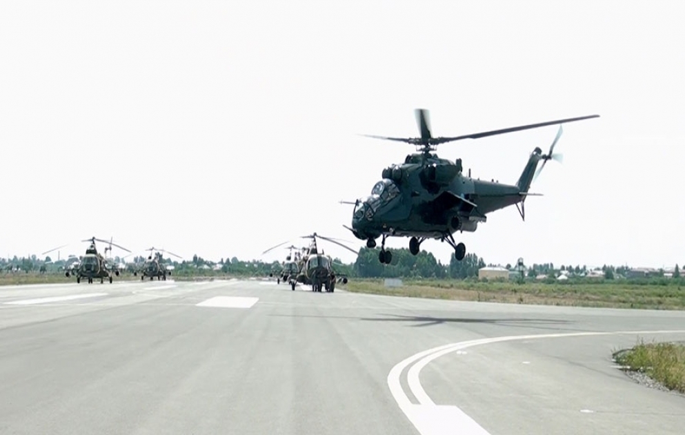 HHQ-nin helikopter bölmələri uçuş məşqləri keçirir